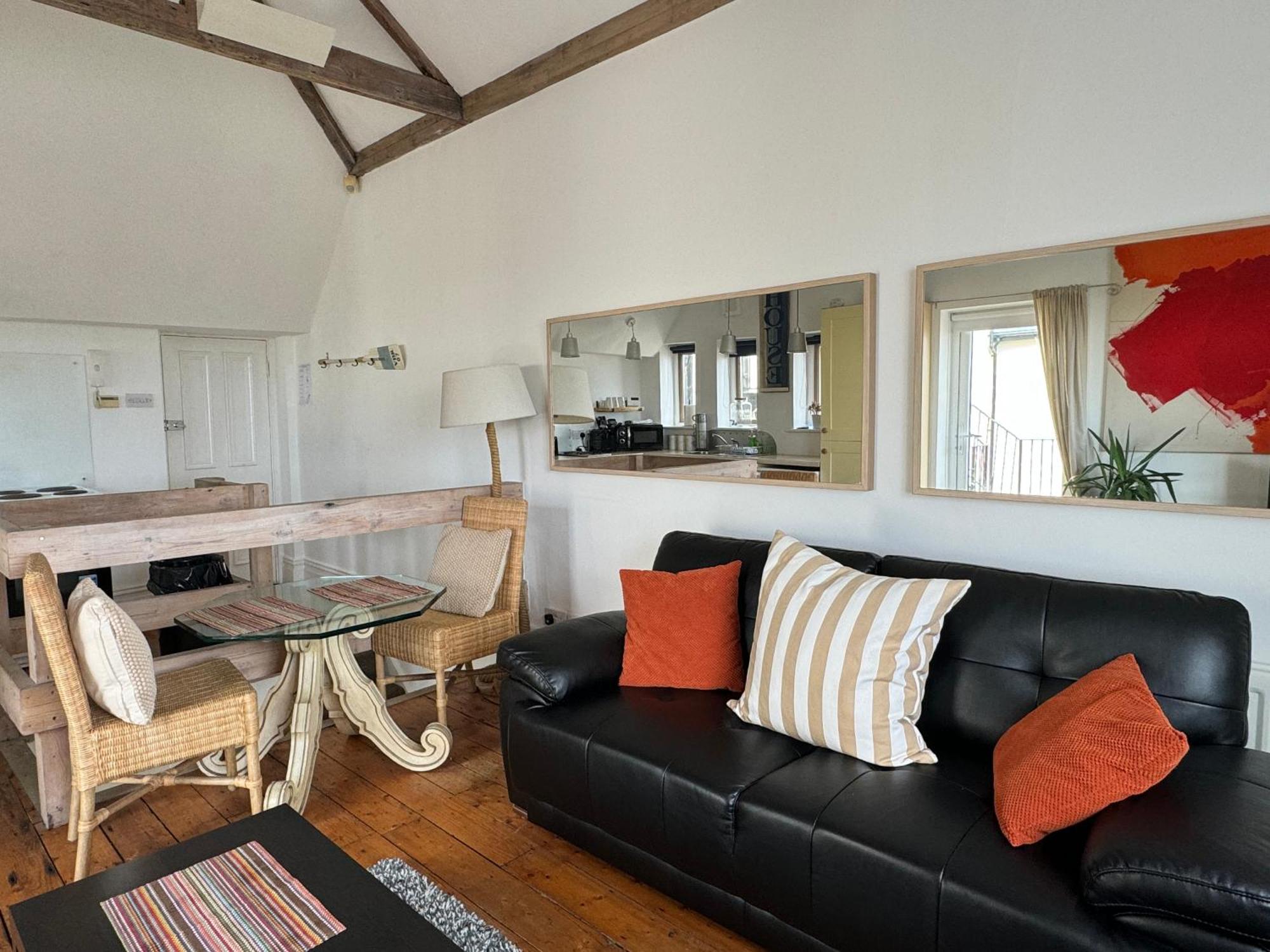 Longsands 3 Free Onsite Parking Apartment *
